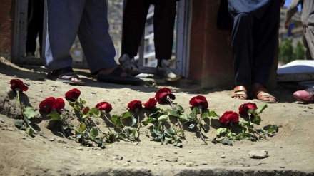 Kabul, seppellite le vittime degli attacchi a scuola + FOTO