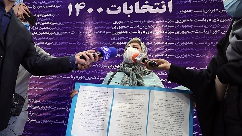 Seorang warga Iran mendaftar sebagai calon presiden ke-13, Mei 2021.