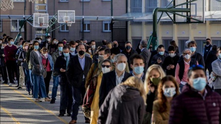 Elezioni Madrid, Sanchez al seggio tra applausi e fischi