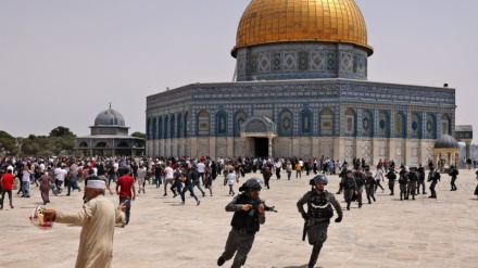 Israeli regime police target Palestinian journalists at al-Aqsa Mosque