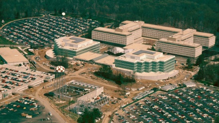 米ＣＩＡ本部前で、武器を持った男が治安要員に撃たれ負傷