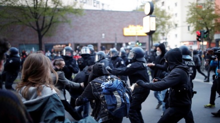 独ベルリンでデモ隊が警官隊と衝突　３５０人以上拘束・警官９３人負傷　