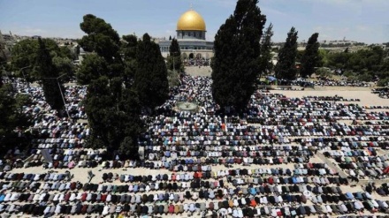 アクサ―モスクの金曜礼拝にパレスチナ人数万人が参加