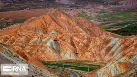 Montagnes colorées à Zanjān dans l’ouest de l’Iran