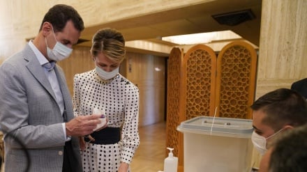 Qytetarët sirianë marrin pjesë në zgjedhjet presidenciale në qendrat e votimit (2)