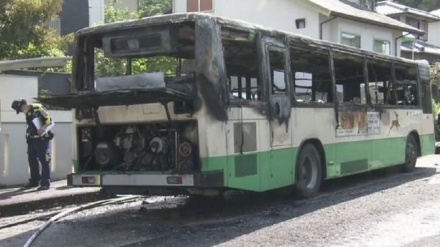 奈良市内の住宅街で路線バス炎上、乗客と運転手は避難して無事