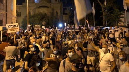 抗议者聚集在犹太复国主义政权总理住所前面举行抗议聚会