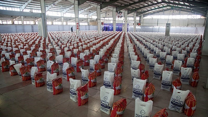 Pembagian 11 ribu paket sembako Ramadan di Kermanshah, Minggu (9/5/2021).