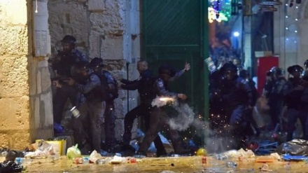Israelische Soldaten greifen palästinensische Betende auf dem Gelände der Al-Aqsa-Moschee an