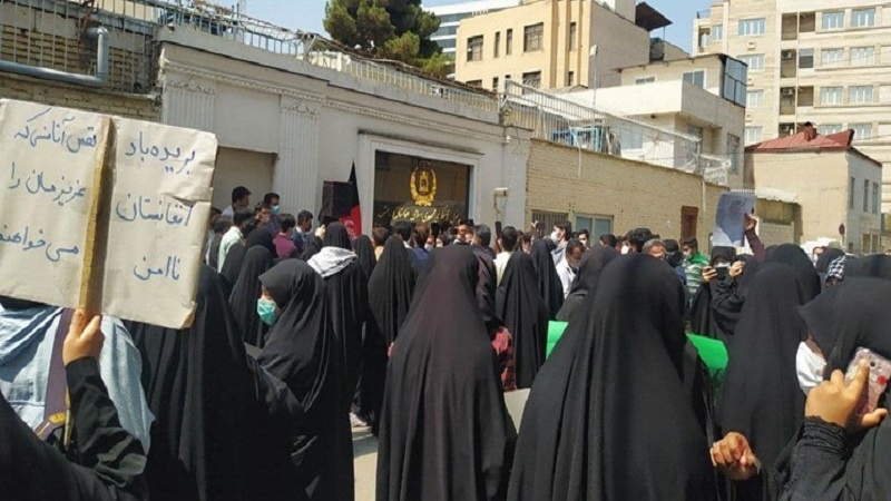 تجمع خودجوش دختران مشهدی در محکومیت حمله تروریستی کابل