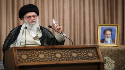 رهبر معظم انقلاب: مبارزه مشروع با رژیم غاصب را ادامه دهید که ناچار به قبول همه‌پرسی شود 