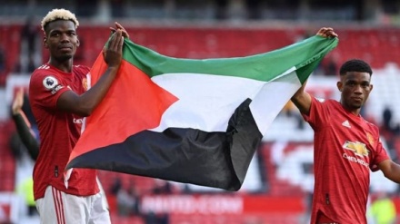 プレミアリーグ・マンＵ対フルハム試合後、マンＵのスター選手がパレスチナ国旗を掲揚