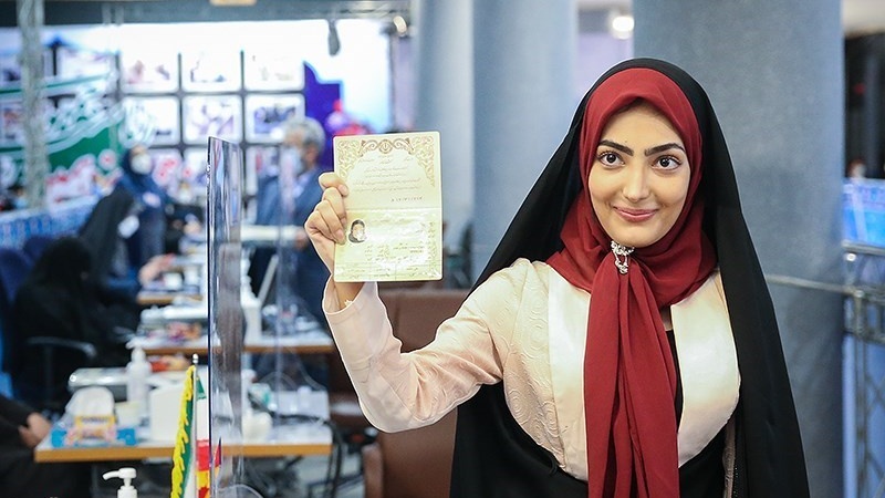 Salah satu warga Iran mendaftar sebagai calon presiden ke-13, Mei 2021.