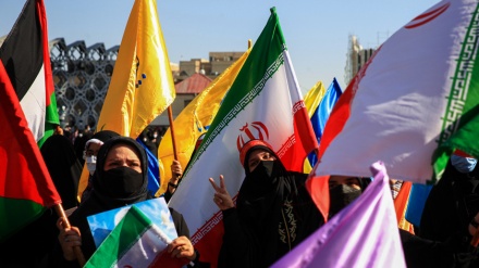 テヘランで、市民がパレスチナ抵抗勢力の勝利を祝う集会を開催