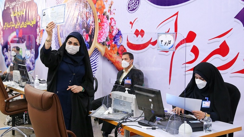 Seorang warga mendaftar sebagai calon presiden Iran ke-13, Mei 2021.