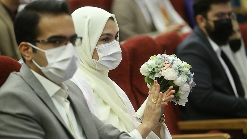 Sepasang pengantin menghadiri acara perayaan pernikahan di Shahid Beheshti University of Medical Sciences, Rabu (26/5/2021).