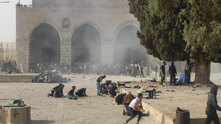 اسرائیلي ځواکونو په الاقصې جومات کې له ۴۰ کالونو کم عمره کسان د لمانځه څخه منعه کړي.