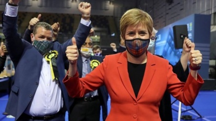スコットランド議会選、独立派政党が過半数獲得