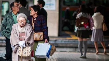 日本の高齢者、3割が友人なし