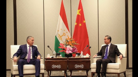 王毅与塔吉克斯坦外长穆赫里丁举行会谈