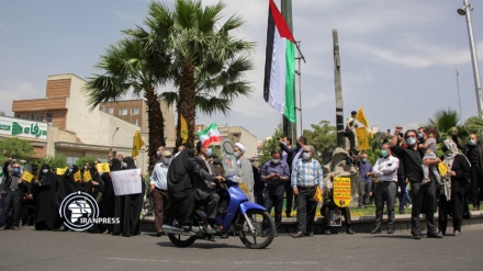 Symbolic ceremony of hoisting Palestinian flag held in main squares all over Iran