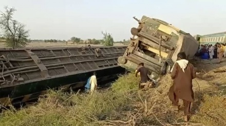 パキスタンで列車同士が衝突、約40人死亡