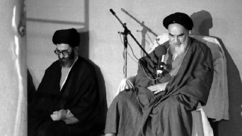 Rahbar, Ayatullah Khamenei kiri bersama Imam Khomeini