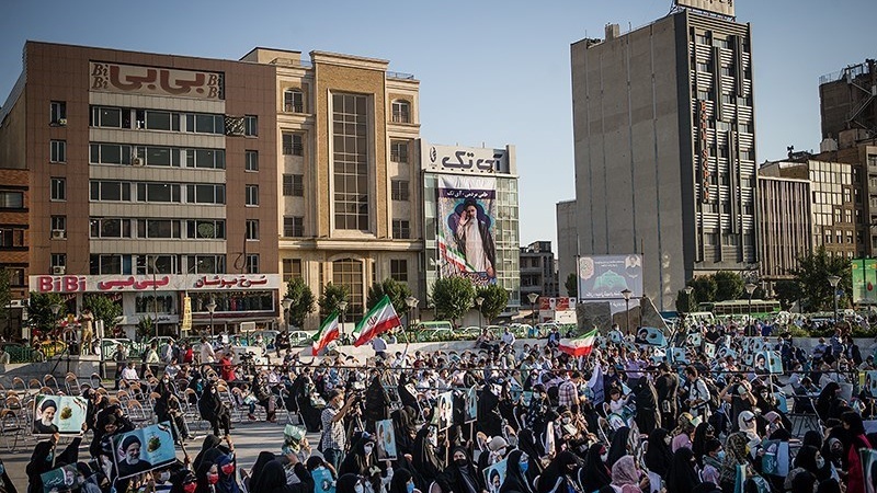Pendukung capres Raisi berkumpul di Haft-e Tir Square, Senin (14/6/2021)
