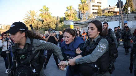 Terörist İsrail polisi El Cezire ekibine silah doğrulttu, gazetecileri tartakladı