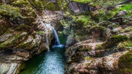 イラン西部ロレスターン州の観光名所・キャブータルルー滝