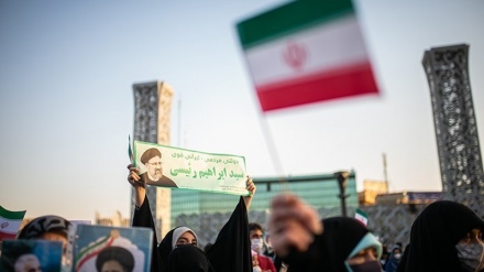 Ribuan Warga Tehran Rayakan Kemenangan Raisi (2)
