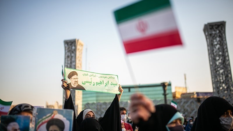 Warga Iran merayakan kemenangan Sayid Ebrahim Raisi pada pemilu presiden Iran periode ke-13.