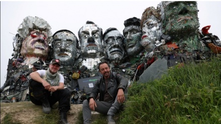 G7, una mega scultura fatta con i rifiuti elettronici