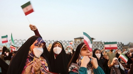Warga Iran Rayakan Kemenangan Raisi (3)