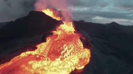 Islanda, incredibili immagini del vulcano in eruzione: schiantato drone + VIDEO