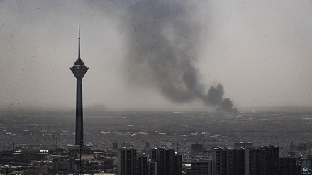 Hari Kedua Kebakaran di Kilang Minyak Tehran