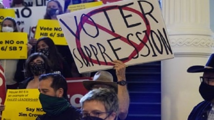 Texas Democrats’ late-night walkout scuppers Republican efforts to restrict voting rights