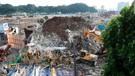 韓国で解体中のビル倒壊により34人が死傷、バスが下敷きに