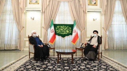 ईरानी राष्ट्रपति हसन रूहानी ने राष्ट्रपति चुनाव के विजेता रईसी से की मुलाक़ात