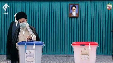 Pilpres Iran Dimulai, Rahbar Berikan Suaranya 