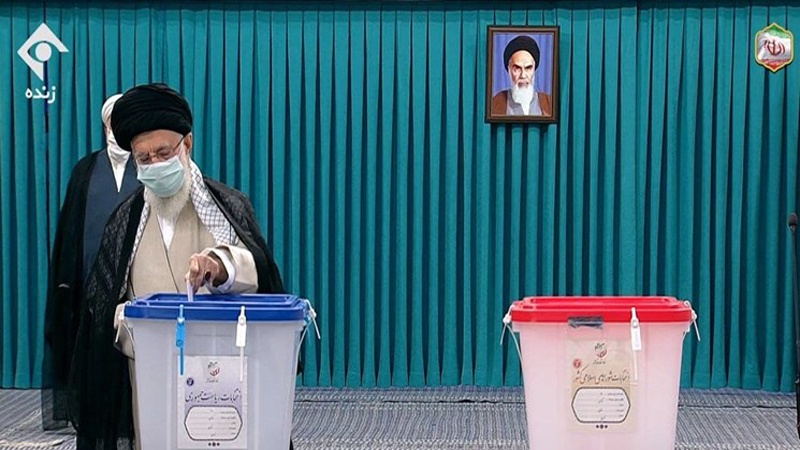 Ayatullah al-Udzma Sayid Ali Khamenei memberikan suaranya dalam pilpres Iran periode ke-13, Jumat (18/6/2021)