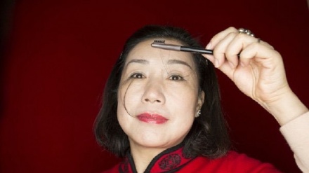 دغه میرمن اته اینچې باڼه  لري 