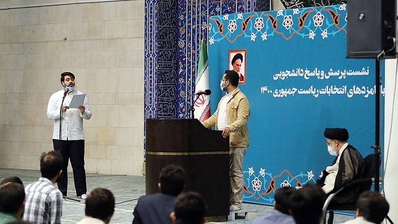 Calon presiden Sayid Ebrahim Raisi (paling kanan duduk) di Universitas Tehran, Rabu (9/6/2021).