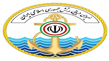 تلاش برای مهار آتش در شناور  نیروی دریایی ارتش جمهوری اسلامی ایران 