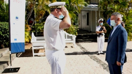 法国海军司令向汗扎迪海军准将致敬