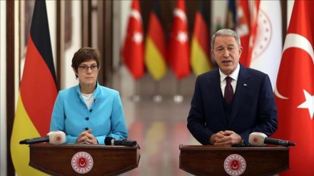 Akar, Almanya Savunma Bakanı Kramp-Karrenbauer ile görüştü