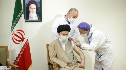 رهبر معظم انقلاب دُز اول واکسن «کوو ایران برکت» را دریافت کردند