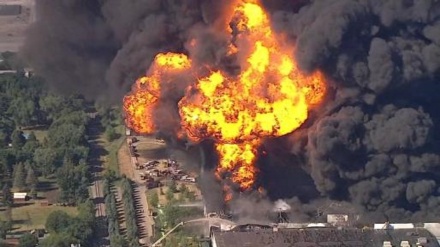 米イリノイの化学工場大規模火災、未だ続く