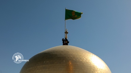غبار روبی ضریح مطهر امام رضا (ع)