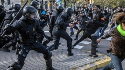 フランスの警察と抗議者の衝突で7人が負傷